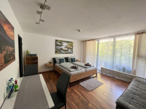 Helle FeWo am Waldrand - mit Balkon, Pool & Sauna